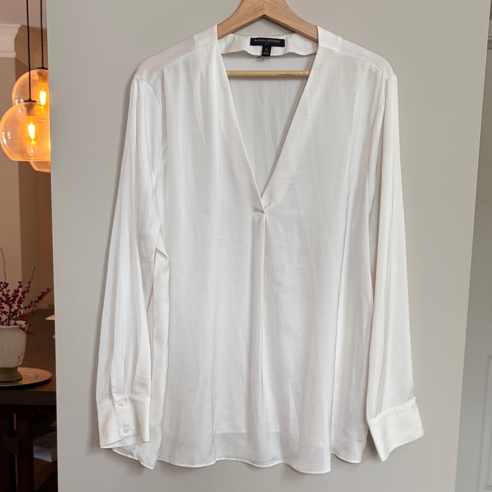 Banana Republic Cream V-Neck‎ Blouse